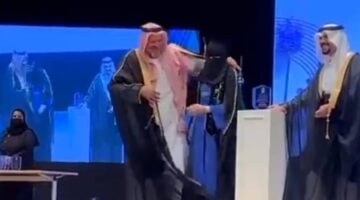 ردة فعل رجل سعودي تجاه ابنته في حفل تخرجها تثير الجدل بمواقع التواصل .. شاهد