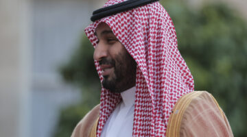 شاهد الأمير محمد بن سلمان يتجول بسيارته دون مواكبة في الرياض